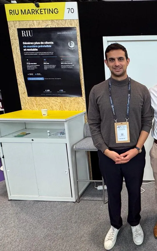 Pierre-Ange Riu sur le stand RIU Marketing d'un salon professionnel